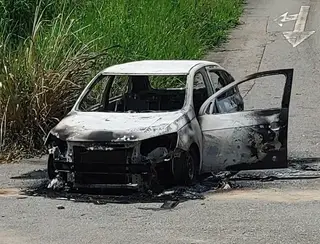 Carro é encontrado queimado na Rodovia do Contorno, em Volta Redonda
