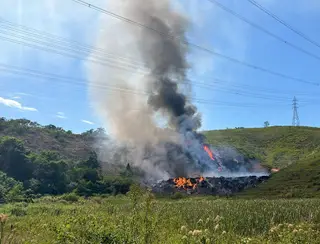 Incêndio atinge aterro de lixo em Resende