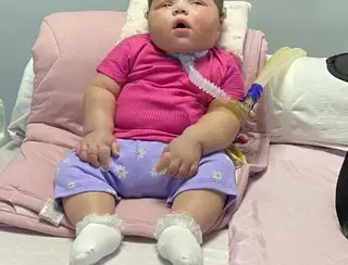 Família pede ajuda para bebê que teve complicações no parto e respira com ajuda de aparelhos