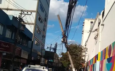 Caminhão bate em poste e interdita rua em Volta Redonda