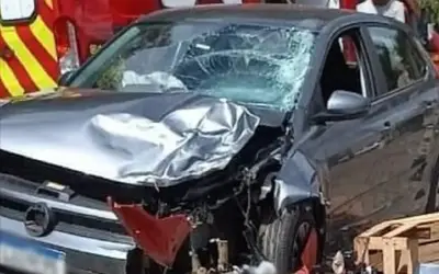 Homem morre e mulher fica gravemente ferida em acidente entre carro e moto em Barra Mansa