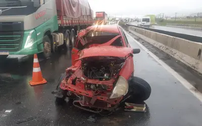 Ônibus bate em carro abandonado por motorista sem habilitação na Via Dutra, em Itatiaia