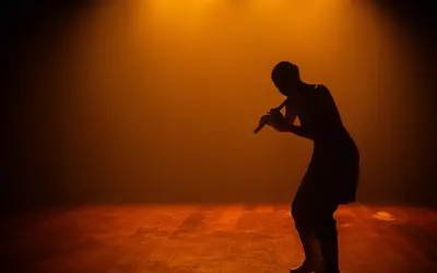Bailarina apresenta espetáculo solo de dança sul-africana em Volta Redonda