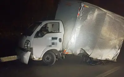 Motorista de caminhão foge após provocar acidente envolvendo quatro veículos na Via Dutra