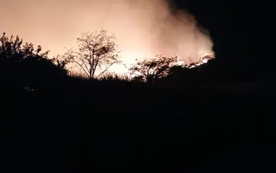 Incêndio de grandes proporções atinge área de mata em Vassouras