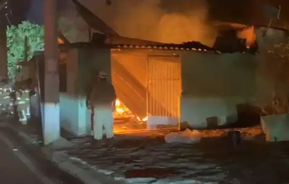 Casa pega fogo em Barra Mansa